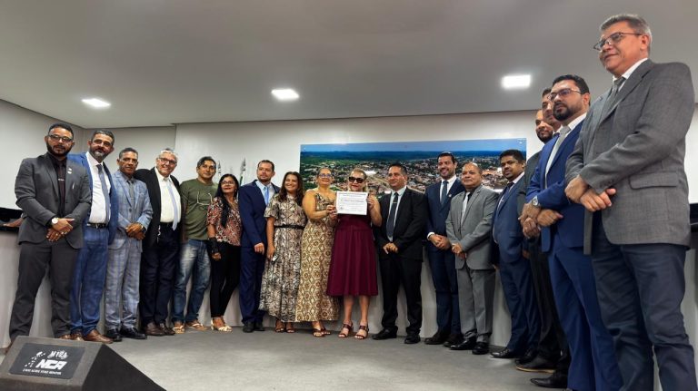 CÂMARA DE NOVO REPARTIMENTO ENTREGA MOÇÃO DE RECONHECIMENTO E APLAUSOS À COORDENADORA DA CASA DE APOIO EM BELÉM, SRA. MARIA BETHANIA.